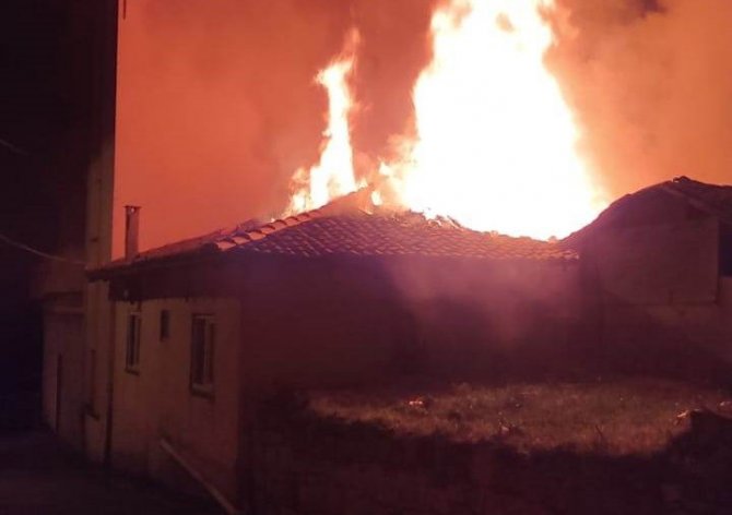 Terzialan’da Müstakil Ev Alev Alev Yandı