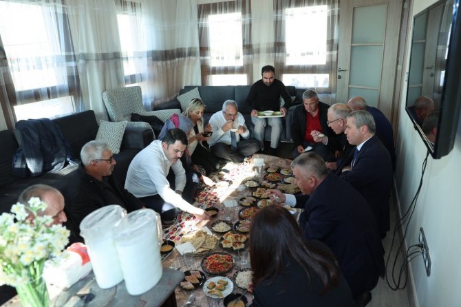 Bakan Kurum, Manavgat’ta Afetzedelerin Evine Konuk Oldu