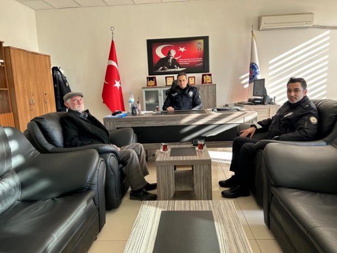 Caddede Bulduğu İçi Para Dolu Cüzdanı Sahibine Teslim Etti