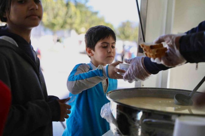 Didim Belediyesi İlçede Eğitim Gören Öğrencilere Sıcak Çorba İkramında Bulunuyor