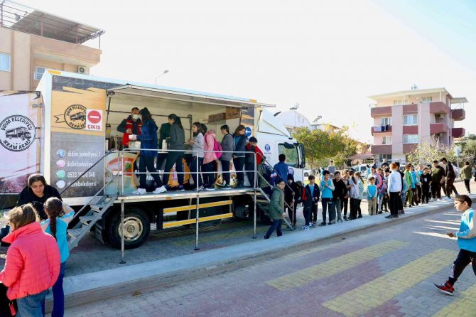Didim Belediyesi İlçede Eğitim Gören Öğrencilere Sıcak Çorba İkramında Bulunuyor