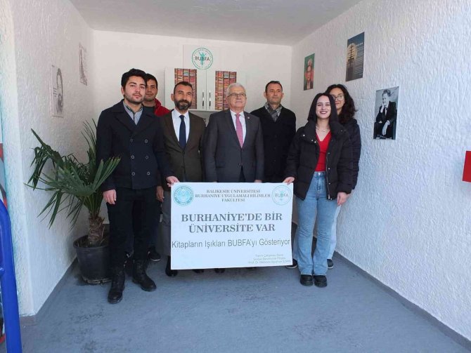 Balıkesir’de Minibüs Durağı Kütüphane Gibi Oldu