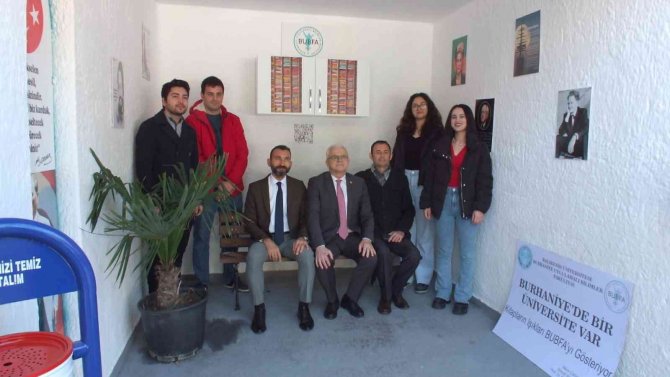 Balıkesir’de Minibüs Durağı Kütüphane Gibi Oldu