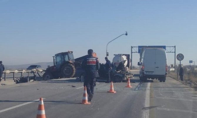 Traktörle Otomobil Çarpıştı, 3 Kişi Yaralandı