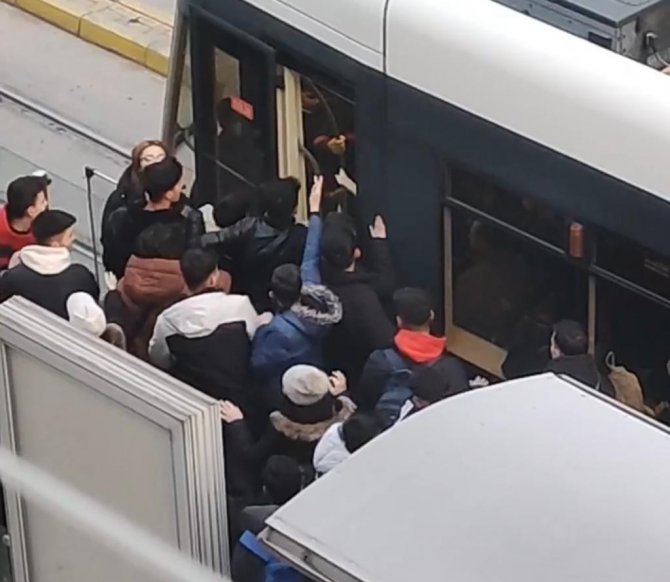 Onlarca Öğrenci Tramvaya Saklanan Şahsa Böyle Saldırdı