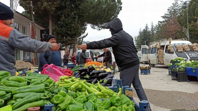 Sarıcakaya Pazarında Organik Ürünler Halkın Beğenisine Sunuluyor