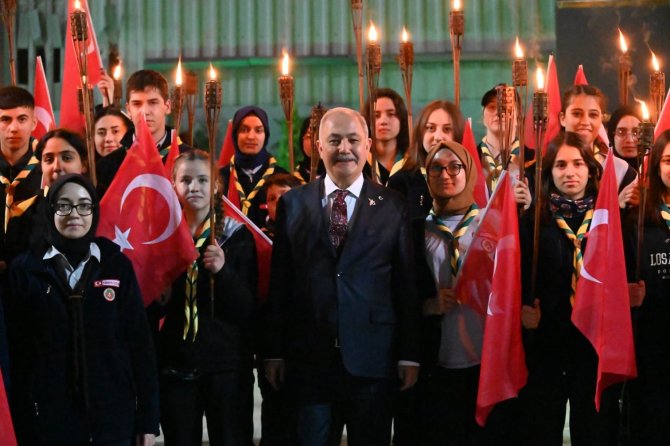 Kurtuluşun 101. Yılında Coşku Dolu Fener Alayı Yürüyüşü Yapıldı