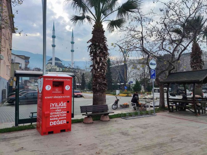 Gölcük’ün 100 Farklı Noktasına Kıyafet Dönüşüm Kutuları Yerleştirildi
