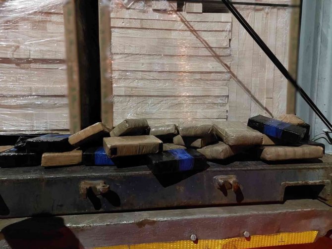 Gümrük Muhafaza Ekipleri İ̇zmir’de 26 Kilogram Kokain Ele Geçirdi