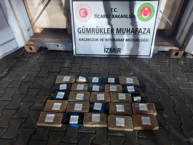 Gümrük Muhafaza Ekipleri İ̇zmir’de 26 Kilogram Kokain Ele Geçirdi