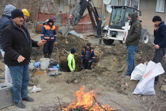 Hakkari’de Dondurucu Soğukta Su Arızası Mesaisi