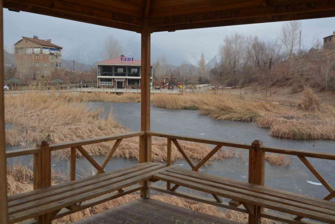 Hakkari Golazüryan Göleti Dondu