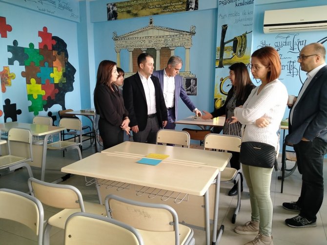 Babalarının Adına Kütüphane Yaptırdılar