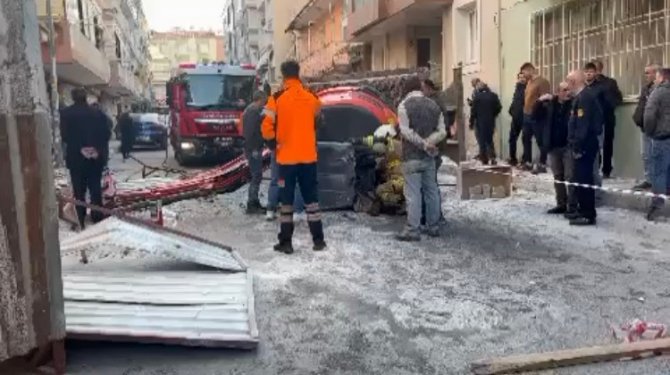 İ̇zmir’de Faciadan Dönüldü: Yıkım Sırasında İş Makinesi 3. Kattan Düştü