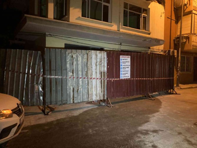 İ̇zmir’de Faciadan Dönüldü: Yıkım Sırasında İş Makinesi 3. Kattan Düştü