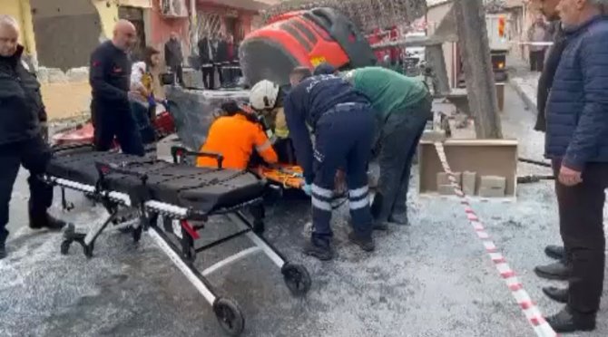 İ̇zmir’de Faciadan Dönüldü: Yıkım Sırasında İş Makinesi 3. Kattan Düştü