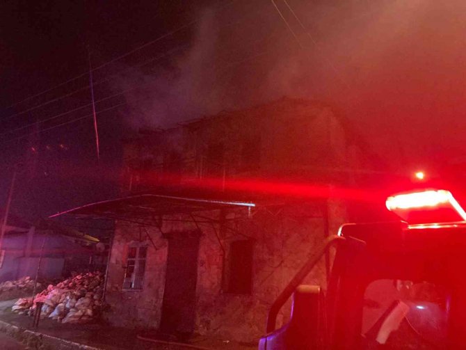 İ̇zmir’de Korkutan Ev Yangını