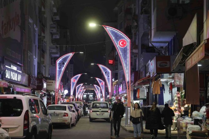 İ̇stiklal Caddesi Atatürk Motifli Işıklarla Aydınlanıyor