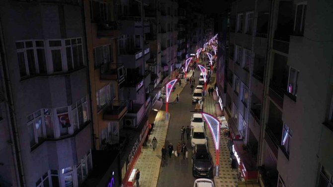 İ̇stiklal Caddesi Atatürk Motifli Işıklarla Aydınlanıyor