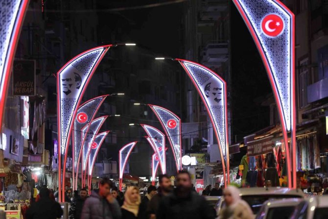 İ̇stiklal Caddesi Atatürk Motifli Işıklarla Aydınlanıyor