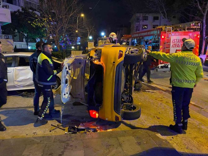 Kadıköy’de Ters Dönen Ticari Taksinin Tavanı Koptu: 3’ü Ağır 4 Yaralı