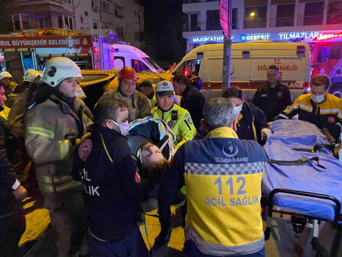 Kadıköy’de Ters Dönen Ticari Taksinin Tavanı Koptu: 3’ü Ağır 4 Yaralı