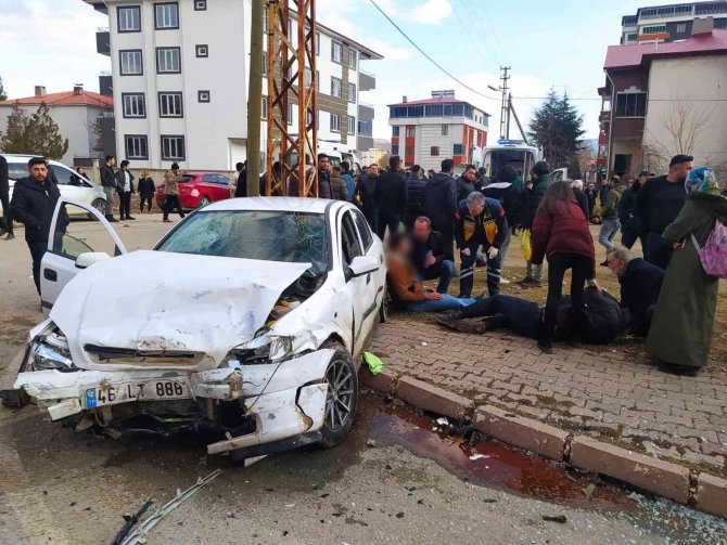 Çarpmanın Etkisiyle Savrulan Otomobil Anne Ve Oğlunu Ezdi: 6 Yaralı