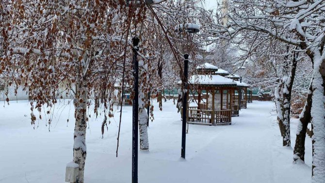 Bingöl’ün Karlıova İlçesi Beyaza Büründü