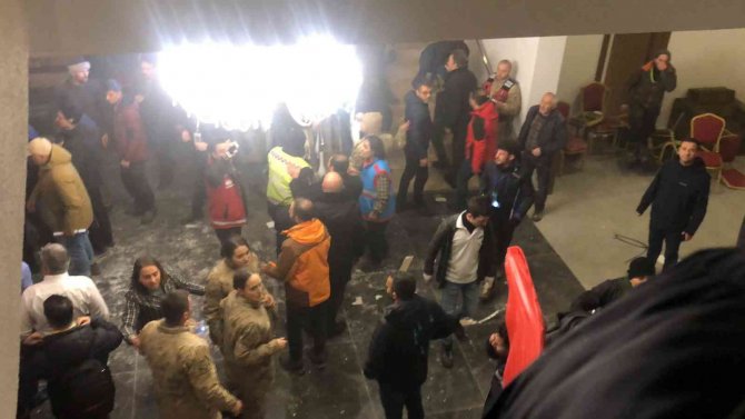 Sarıkamış’ta Otelin Tavanı Çöktü, Yaralılar Var