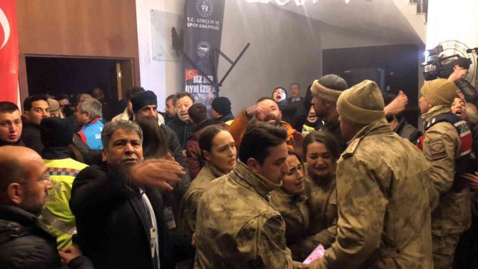 Sarıkamış’ta Otelin Tavanı Çöktü, Yaralılar Var