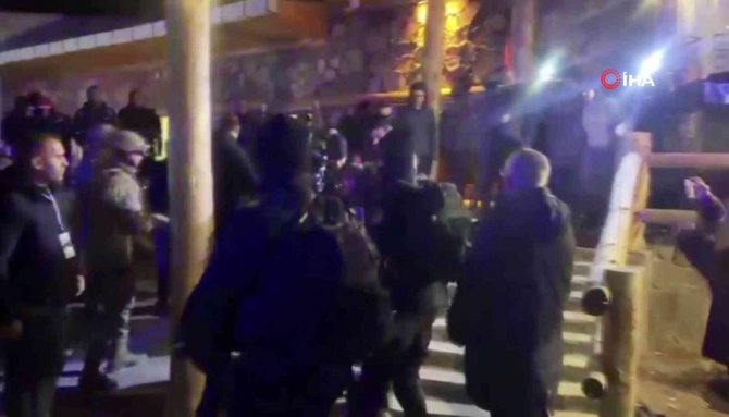 Kars’ın Sarıkmış İlçesinde Düzenlenen “Sarıkamış Şehitlerini Anma Töreni”nde Kullanılan Platformun Tavanı Çöktü. Çöken Çatının Altında Kalanlar Olduğu Öğrenildi. Bölgeye Ekipler Sevk Edildi.