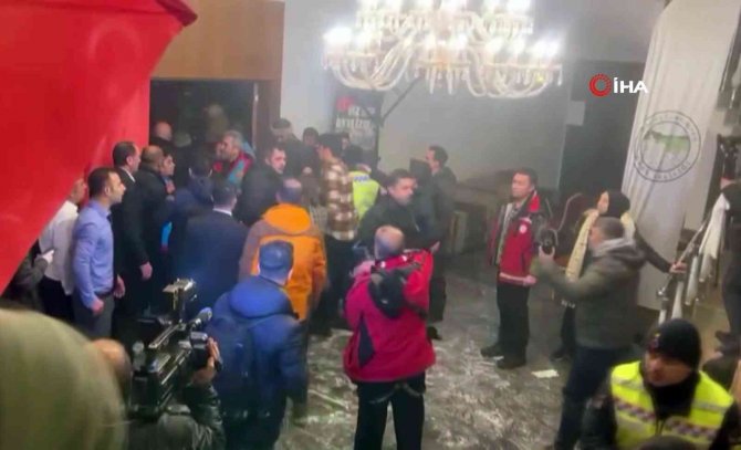 Kars’ın Sarıkmış İlçesinde Düzenlenen “Sarıkamış Şehitlerini Anma Töreni”nde Kullanılan Platformun Tavanı Çöktü. Çöken Çatının Altında Kalanlar Olduğu Öğrenildi. Bölgeye Ekipler Sevk Edildi.