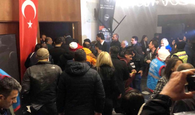 Sarıkamış’ta Otelin Tavanı Çöktü, Yaralılar Var