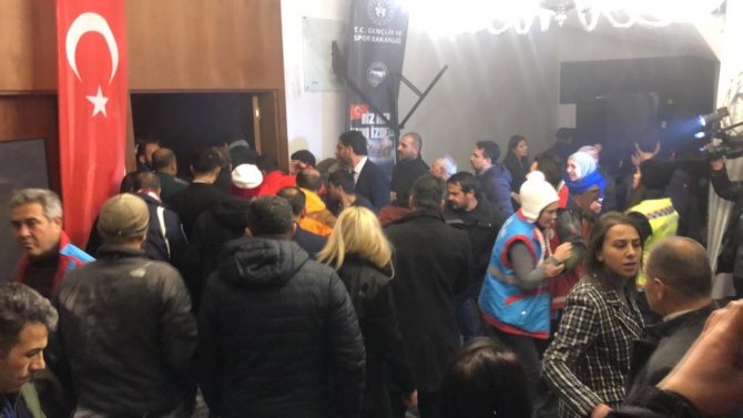 Sarıkamış’ta Otelin Tavanı Çöktü: 10 Kişi Yaralandı