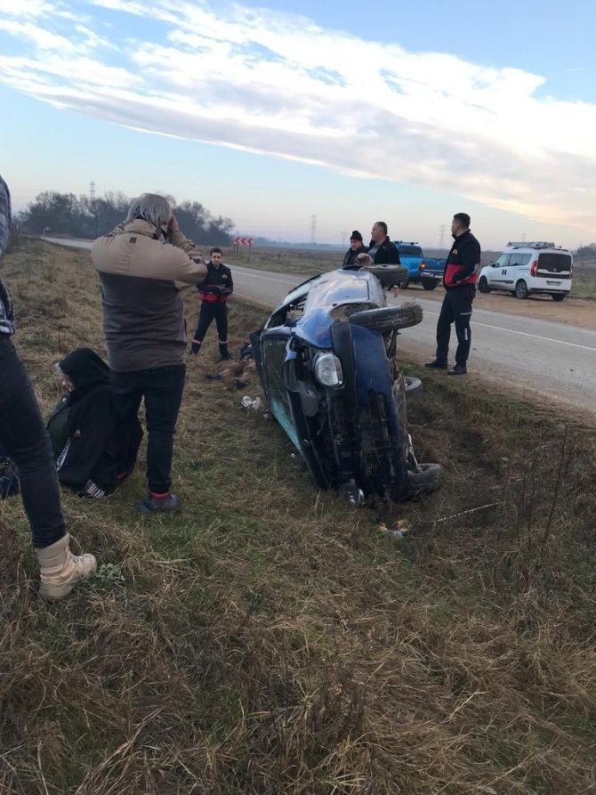 Kırklareli’nde Şarampole Devrilen Otomobilde 3 Kişi Yaralandı