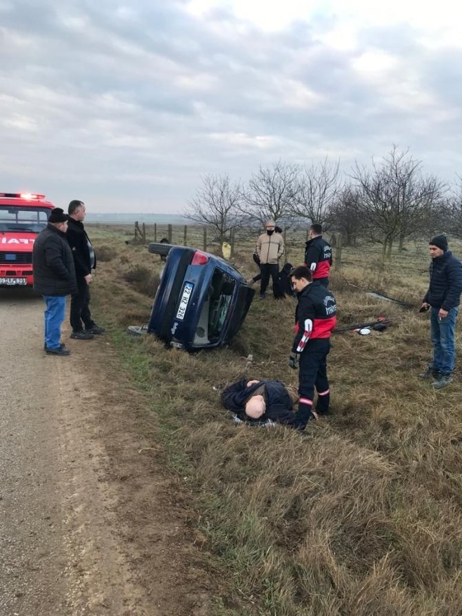 Kırklareli’nde Şarampole Devrilen Otomobilde 3 Kişi Yaralandı