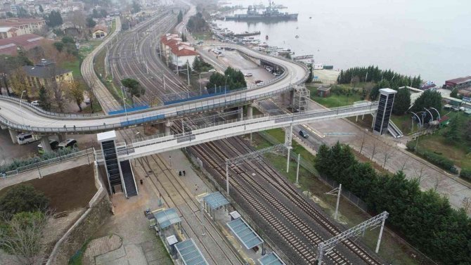 Üst Geçit Asansörüne Motosikletle Çarpıp Kaçtılar