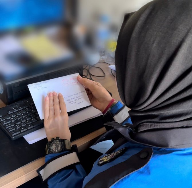 Konyalı Öğrencilerden Hakkari Polisine Tebrik Kartı