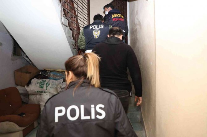 Çeşitli Suçlardan Aranan Şahısların Evlerinden Cephanelik Çıktı