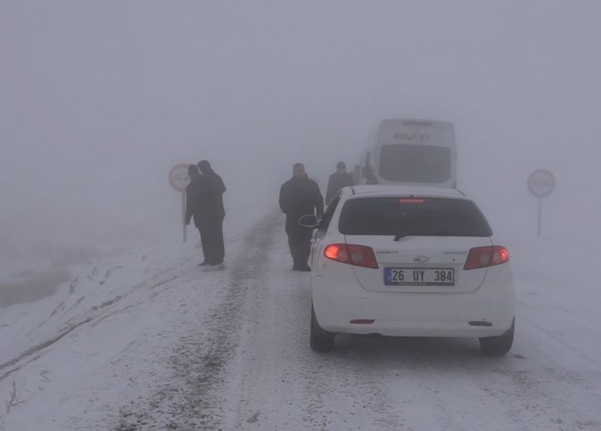 Karlı Yolda Kayan Araç Şarampole Uçtu