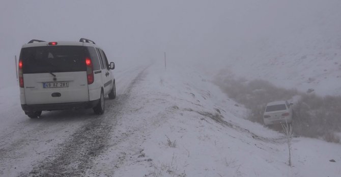 Karlı Yolda Kayan Araç Şarampole Uçtu
