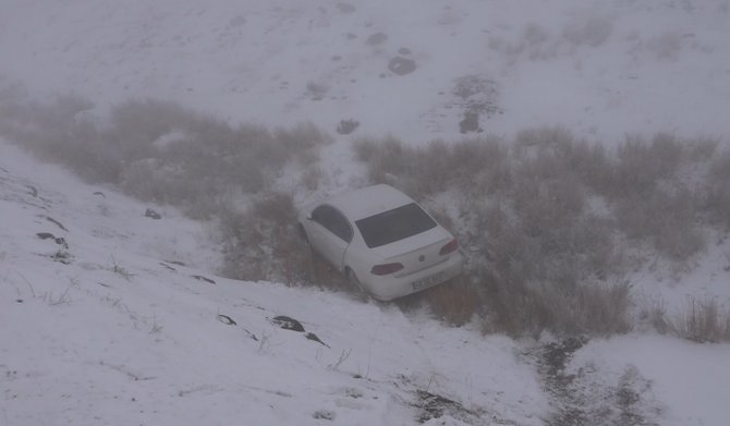 Karlı Yolda Kayan Araç Şarampole Uçtu