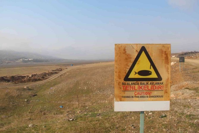 Kuraklığın En Net Fotoğrafı: "Suya Girmek Yasaktır" Yazısı Var, Su Yok