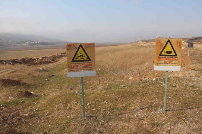 Kuraklığın En Net Fotoğrafı: "Suya Girmek Yasaktır" Yazısı Var, Su Yok