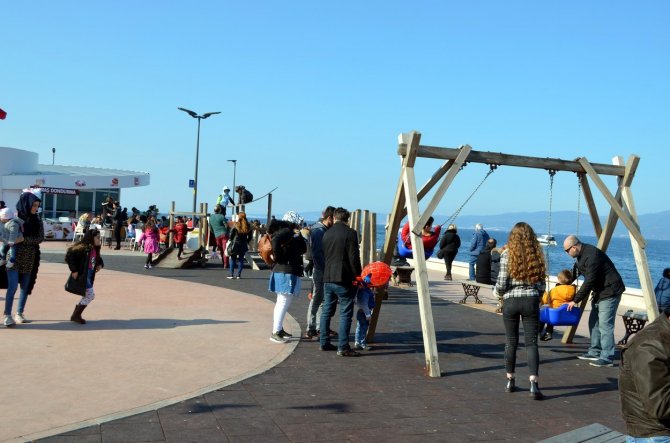 Mudanya Sahili Doldu Taştı