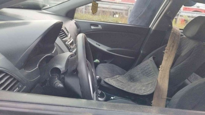 Otomobil Bariyerleri Aşıp Şarampole Uçtu: 4 Yaralı