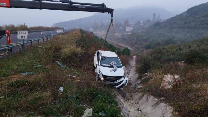 Otomobil Bariyerleri Aşıp Şarampole Uçtu: 4 Yaralı
