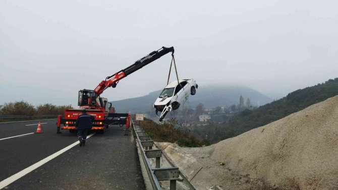 Otomobil Bariyerleri Aşıp Şarampole Uçtu: 4 Yaralı