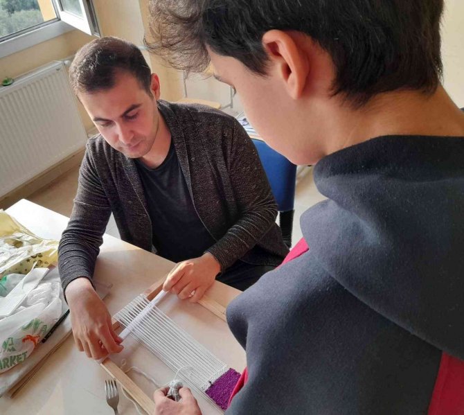 Lise Öğrencileri İlmek İlmek Kilim Dokudu