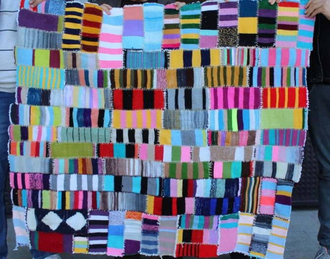 Lise Öğrencileri İlmek İlmek Kilim Dokudu